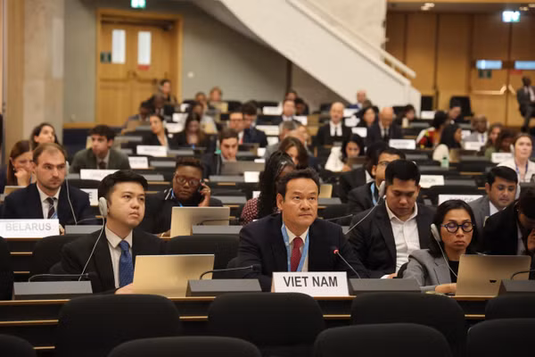 Đại sứ Mai Phan Dũng (ngồi bên phải) phát biểu trong phiên thảo luận chung tại khóa họp lần thứ 63 của Hội đồng Nhân quyền Liên hợp quốc. (Ảnh: Anh Hiển/TTXVN)