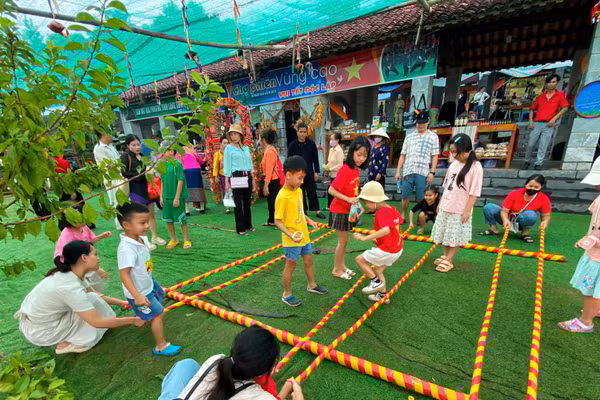 Người lớn và trẻ nhỏ háo hức trải nghiệm Phiên chợ vùng cao - Vui Tết Độc lập.