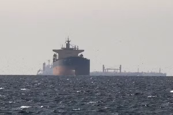 Tàu thuyền vận chuyển trên eo biển Hormuz. (Ảnh: THX/TTXVN) 