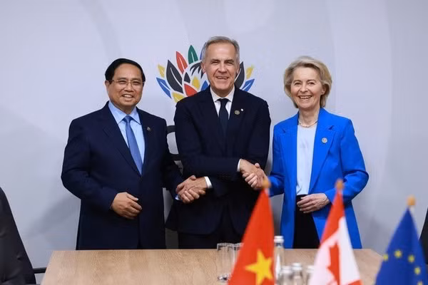 Thủ tướng Phạm Minh Chính làm việc với Thủ tướng Canada Mark Carney và Chủ tịch EU Ursula von der Leyen để thảo luận về định hướng tăng cường hợp tác thương mại, đầu tư giữa các nước thành viên CPTPP và EU. (Ảnh: VGP/Nhật Bắc)