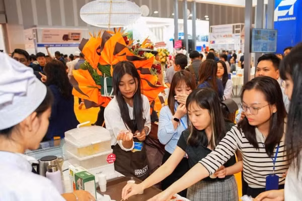 Khách hàng tham quan và dùng thử các sản phẩm thủy sản xuất khẩu tại Hội chợ Vietfish 2025. (Ảnh: THANH YẾN)