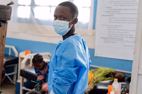 Nhân viên y tế điều trị cho bệnh nhân mắc Ebola tại bệnh viện ở Rwampara, Cộng hòa Dân chủ Congo. (Ảnh: THX/TTXVN) 