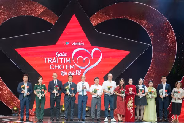 Ủy viên Trung ương Đảng, Phó Chủ tịch Quốc hội Nguyễn Thị Thanh (thứ 6 từ phải sang) tặng hoa cảm ơn đại diện một số doanh nghiệp, tổ chức, cá nhân trong và ngoài nước đã có đóng góp tích cực cho thành công của "Trái tim cho em" thời gian qua. (Ảnh: Viettel cung cấp) 