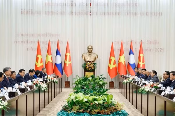 Tổng Bí thư Tô Lâm và Tổng Bí thư, Chủ tịch nước Lào Thongloun Sisoulith đồng chủ trì Cuộc gặp cấp cao giữa Đảng Cộng sản Việt Nam và Đảng Nhân dân Cách mạng Lào. (Ảnh: Thống Nhất/TTXVN) 