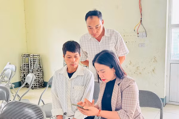 Xã Mường Lát, tỉnh Thanh Hóa triển khai phong trào “Bình dân học vụ số”. (Ảnh: HỒ THỦY)