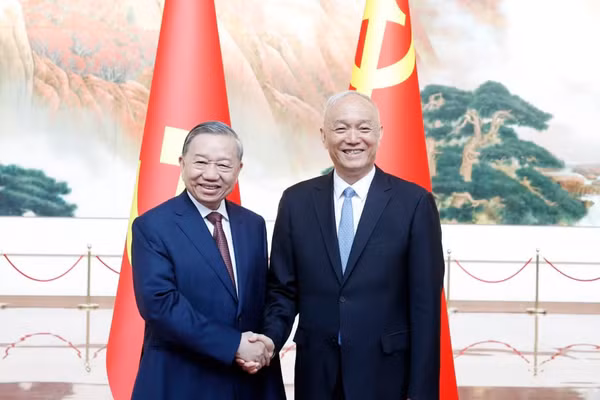 Tổng Bí thư, Chủ tịch nước Tô Lâm và đồng chí Thái Kỳ, Ủy viên Ban Thường vụ Bộ Chính trị, Bí thư Ban Bí thư Trung ương Đảng Cộng sản Trung Quốc. (Ảnh: THỐNG NHẤT/TTXVN) 