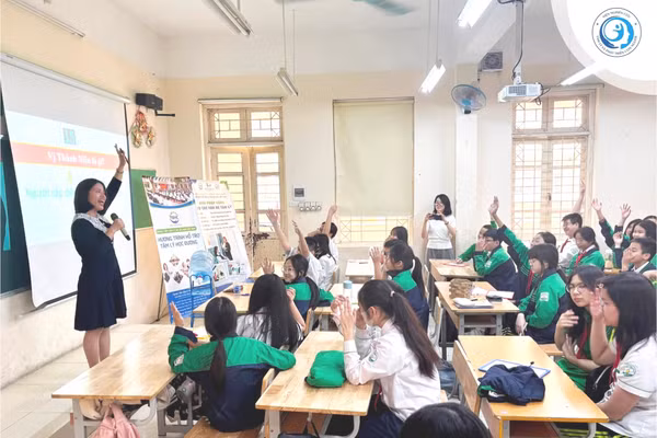 Chuyên gia tâm lý, Viện Nghiên cứu Tâm lý và Phát triển con người (thuộc Viện Hàn lâm Khoa học xã hội Việt Nam) phổ biến kiến thức cho học sinh trung học cơ sở tại Hà Nội với chủ đề “Làm chủ cảm xúc và hành vi tuổi vị thành niên”.