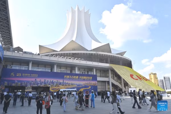 Hội chợ Trung Quốc-ASEAN thu hút đông đảo doanh nghiệp và khách tham quan. (Ảnh: TÂN HOA XÃ)
