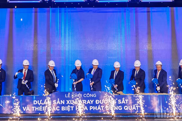 Lãnh đạo các bộ, ngành Trung ương, tỉnh Quảng Ngãi và Tập đoàn Hòa Phát thực hiện nghi thức khởi công dự án sản xuất ray đường sắt và thép đặc biệt Hòa Phát Dung Quất.