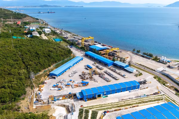 Công ty cổ phần Cảng quốc tế Nam Vân Phong (Khu kinh tế Vân Phong) đang chờ những quyết định về quy hoạch để mở rộng kho bãi và nâng khả năng tiếp nhận tàu lên 70.000DWT cập cảng.
