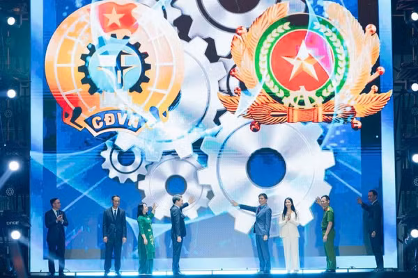 Các đại biểu thực hiện nghi thức khởi động chiến dịch “Công nhân Việt Nam nói không với ma túy: Triệu trái tim, một quyết tâm” do Tổng Liên đoàn Lao động Việt Nam phối hợp Bộ Công an tổ chức.