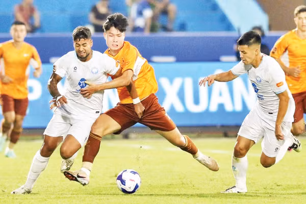 Thép Xanh Nam Định (áo trắng) có chiến thắng tưng bừng trước Hoàng Anh Gia Lai 4-0. (Ảnh: HAGL)