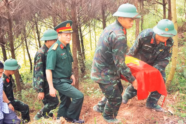 Lực lượng quân sự tỉnh Lạng Sơn di chuyển phần hài cốt liệt sĩ về nghĩa trang Lộc Bình. (Ảnh: DƯƠNG NGUYÊN)