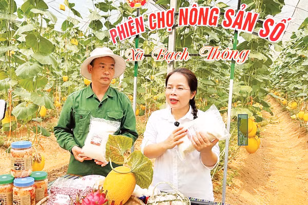 Bí thư Đảng ủy, Chủ tịch HĐND xã Bạch Thông (Thái Nguyên) Ma Thị Mận cùng nông dân livestream giới thiệu sản phẩm.