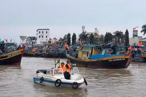 Lực lượng chức năng tỉnh Lâm Đồng tăng cường kiểm tra, tuyên truyền về chống vi phạm IUU trên cảng cá Phan Thiết. (Ảnh: THANH HẢI) 