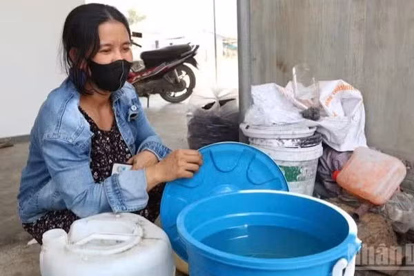 Người dân thôn Tầm Ngân (xã Lâm Sơn, tỉnh Khánh Hòa) vất vả xoay xở trong sinh hoạt với từng xô nước ít ỏi hứng được từ suối hoặc múc từ các giếng đào. 