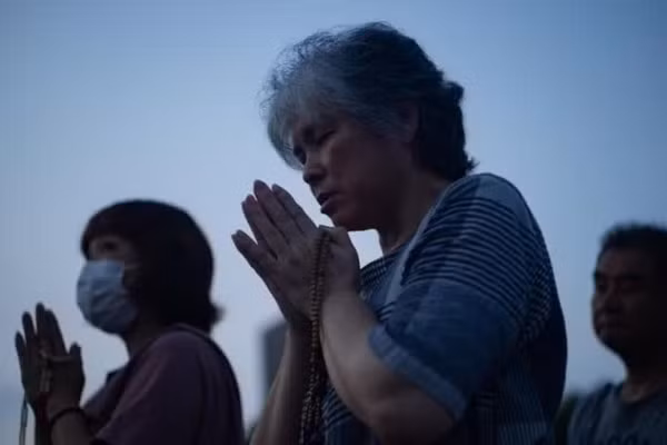Người dân tưởng niệm các nạn nhân vụ ném bom nguyên tử tại Công viên Tưởng niệm Hòa bình Hiroshima, thành phố Hiroshima (Nhật Bản) ngày 6/8/2024. (Ảnh: THX) 