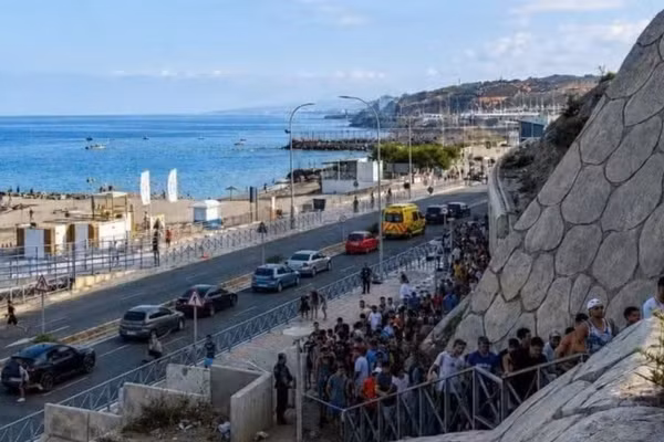 Người di cư vượt biên trái phép tiến vào Ceuta, vùng lãnh thổ của Tây Ban Nha ở Bắc Phi, ngày 30/7/2026. (Ảnh: Tân Hoa xã)
