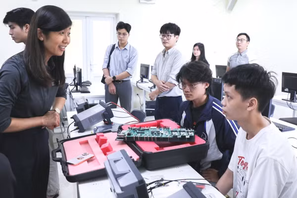 Sinh viên Đại học Quốc gia Hà Nội thực hành trên hệ thống thiết bị đo kiểm phục vụ đào tạo, nghiên cứu IoT và bán dẫn. (Ảnh: VNU)
