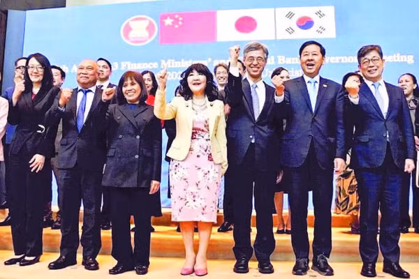 Các quan chức tham dự Hội nghị ASEAN+3 tại Uzbekistan.