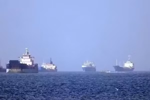 Ảnh minh họa: Tàu thuyền vận chuyển trên eo biển Hormuz. (Ảnh: THX/TTXVN) 