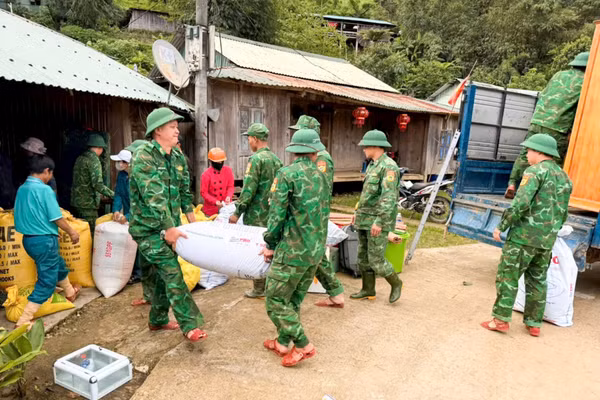 Lực lượng vũ trang ở các địa phương miền núi Đà Nẵng chủ động hỗ trợ người dân vận chuyển và dự trữ lương thực.