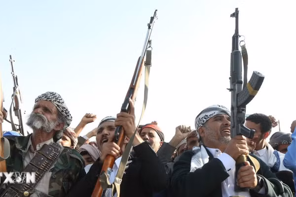 Các tay súng Houthi tại Sanaa, Yemen. (Ảnh: THX/TTXVN phát) 