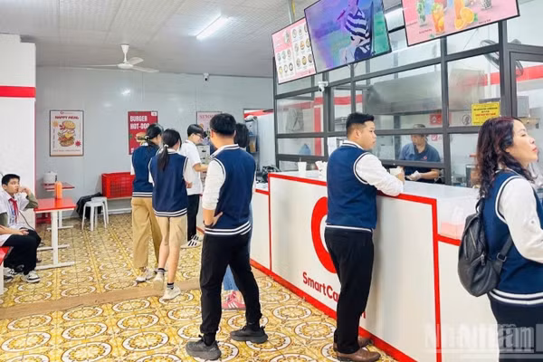 Thanh toán không dùng tiền mặt trong căng-tin của Trường trung học cơ sở Nha Trang, tỉnh Thái Nguyên. (Ảnh: Trường trung học cơ sở Nha Trang cung cấp)