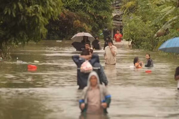 Cảnh ngập lụt tại Thái Lan. (Ảnh: THX/TTXVN phát) 