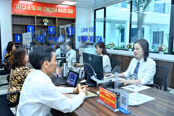 Giải quyết thủ tục hành chính cho người dân tại Điểm phục vụ hành chính công phường Đống Đa, thành phố Hà Nội. (Ảnh: NGUYỄN ĐĂNG)