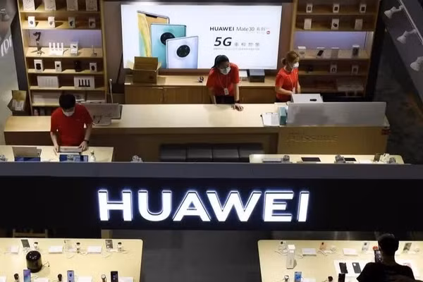 Một cửa hàng của Huawei tại Bắc Kinh, Trung Quốc. (Ảnh: Kyodo/TTXVN) 