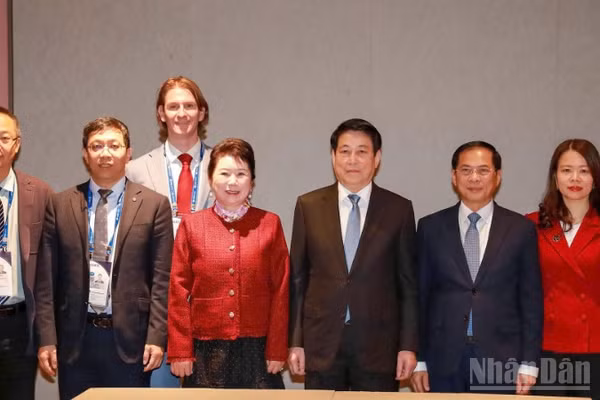 Chủ tịch nước Lương Cường chụp ảnh cùng đại diện Tập đoàn MEBO International.
