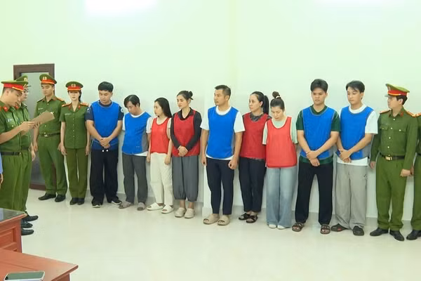Cơ quan Cảnh sát điều tra Công an tỉnh Thanh Hóa thi hành lệnh khởi tố vụ án, khởi tố các bị can. (Ảnh: Công an Thanh Hóa)
