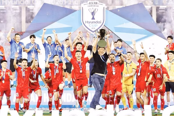 Niềm vui bảo vệ thành công ngôi vô địch của thầy trò huấn luyện viên Kim Sang-sik.
