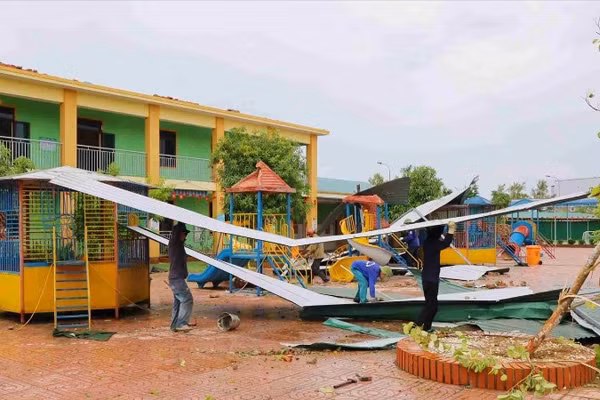 Các đơn vị trường học trên địa bàn xã Hưng Nguyên (tỉnh Nghệ An) khắc phục thiệt hại sau bão số 5.