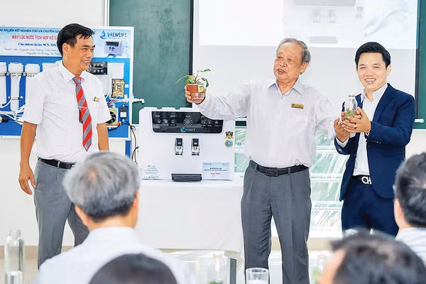 Chuyển giao sản phẩm nghiên cứu khoa học “Máy lọc nước hộ gia đình” giữa Viện Khoa học Ứng dụng Trường đại học Công nghệ Thành phố Hồ Chí Minh (HUTECH) và Công ty Trách nhiệm hữu hạn thương mại dịch vụ & truyền thông NewLife. (Ảnh: HOÀNG NAM)
