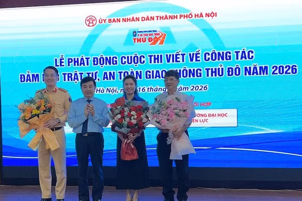 Đại diện Ban tổ chức tặng hoa các cá nhân tham dự tọa đàm "Văn hóa giao thông-hành động của thanh niên". (Ảnh: KHÁNH LÊ)