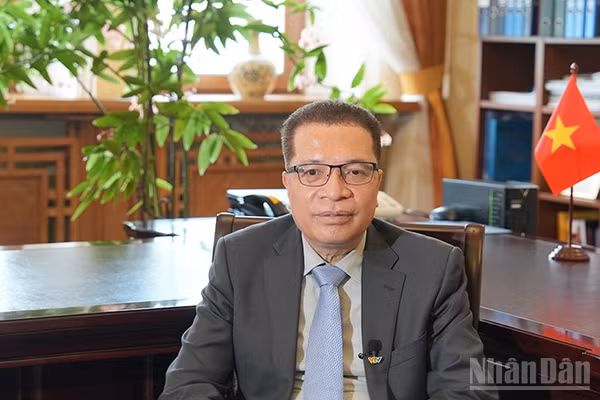 Đại sứ Việt Nam tại Liên bang Nga Đặng Minh Khôi trả lời phỏng vấn phóng viên Báo Nhân Dân thường trú tại Nga. (Ảnh: XUÂN HƯNG)
