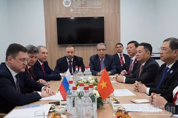 Phó Thủ tướng Thường trực Chính phủ Phạm Gia Túc gặp, làm việc với Phó Thủ tướng Nga Alexander Novak. (Ảnh: XUÂN HƯNG)