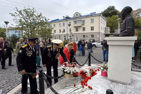Đại diện Hội Hữu nghị với Việt Nam tại Primorye dâng hoa tưởng nhớ Chủ tịch Hồ Chí Minh, ngày 19/5.