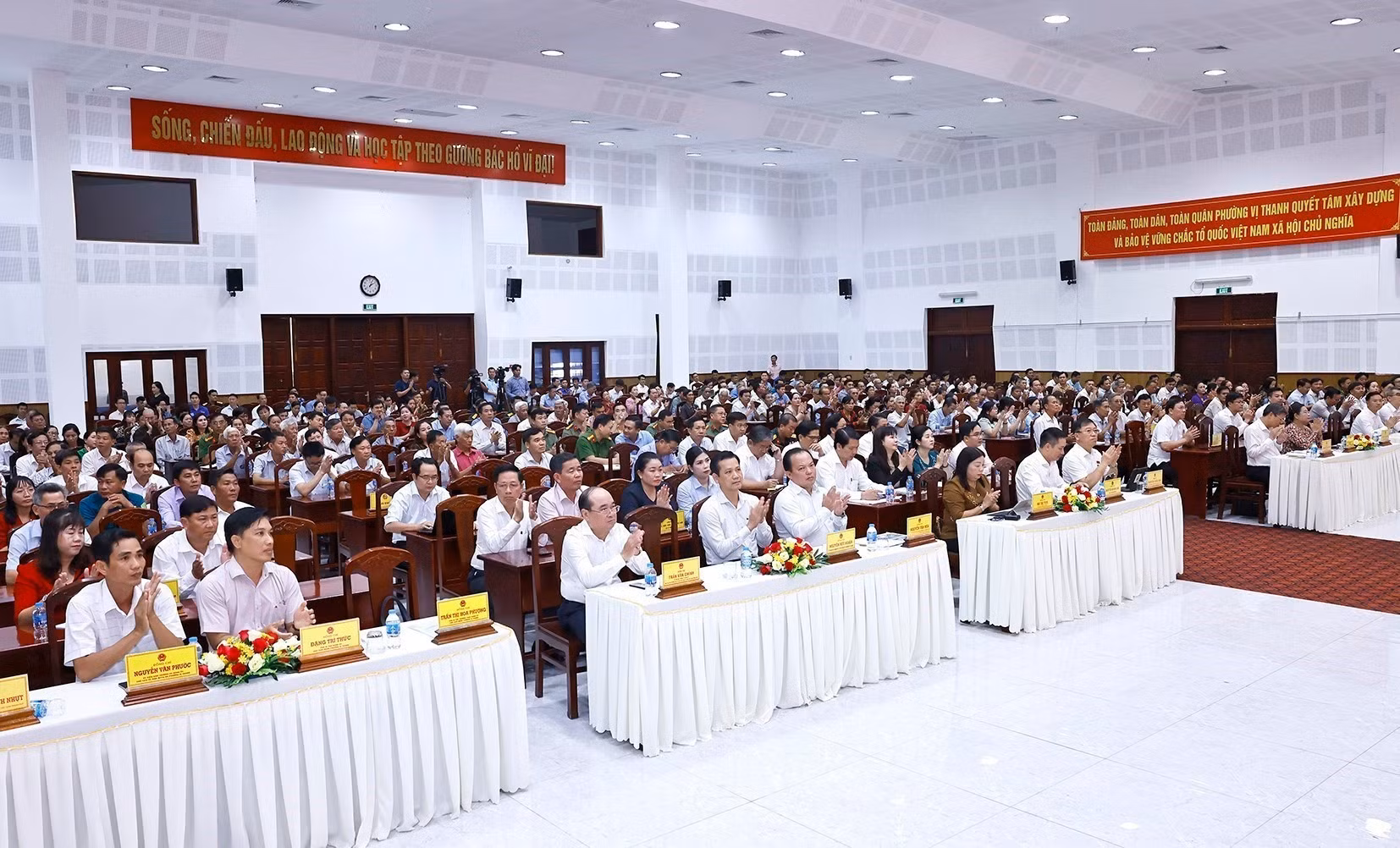 vna-potal-chu-tich-quoc-hoi-tran-thanh-man-tiep-xuc-cu-tri-sau-ky-hop-thu-10-tai-thanh-pho-can-tho-8469259.jpg