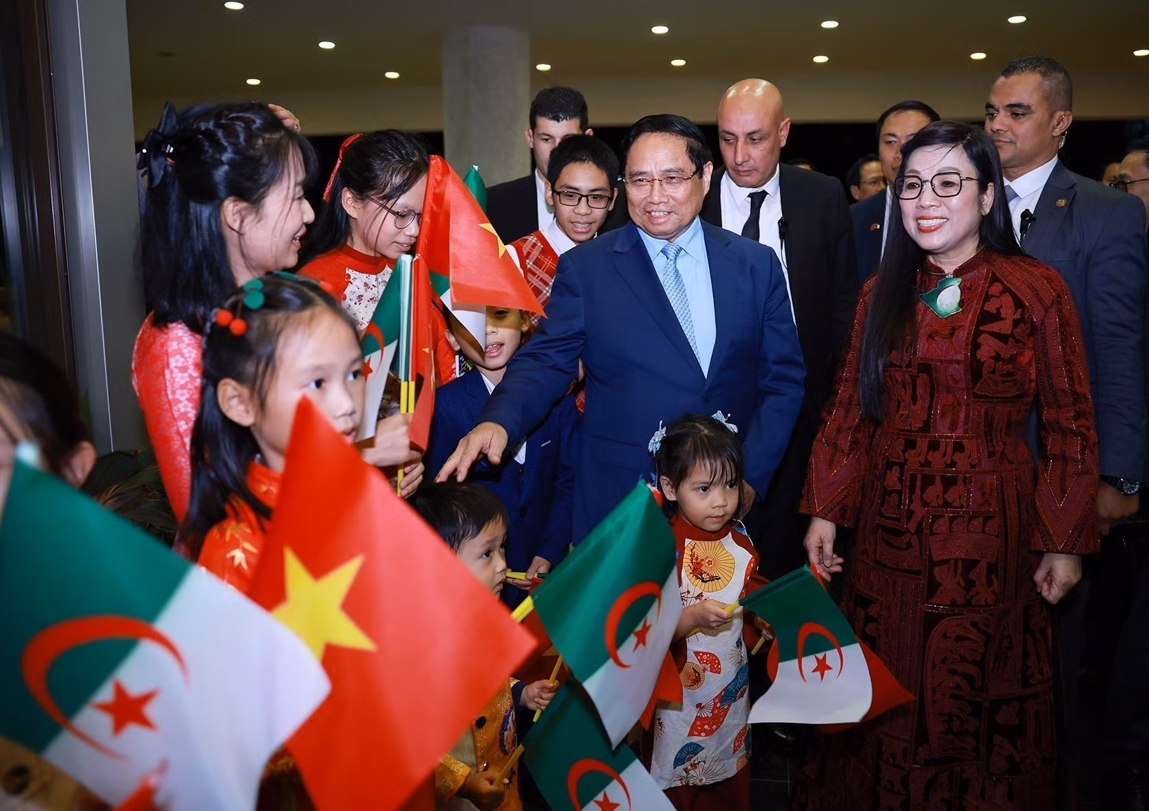 vna-potal-thu-tuong-va-phu-nhan-gap-cong-dong-nguoi-viet-nam-tai-algeria-8417110.jpg