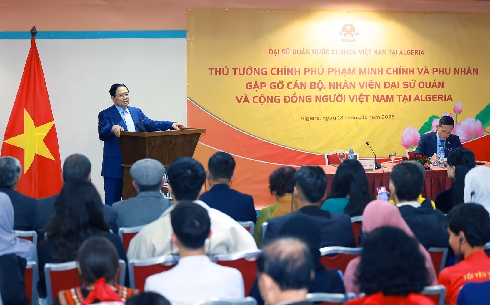 vna-potal-thu-tuong-va-phu-nhan-gap-cong-dong-nguoi-viet-nam-tai-algeria-8417099.jpg