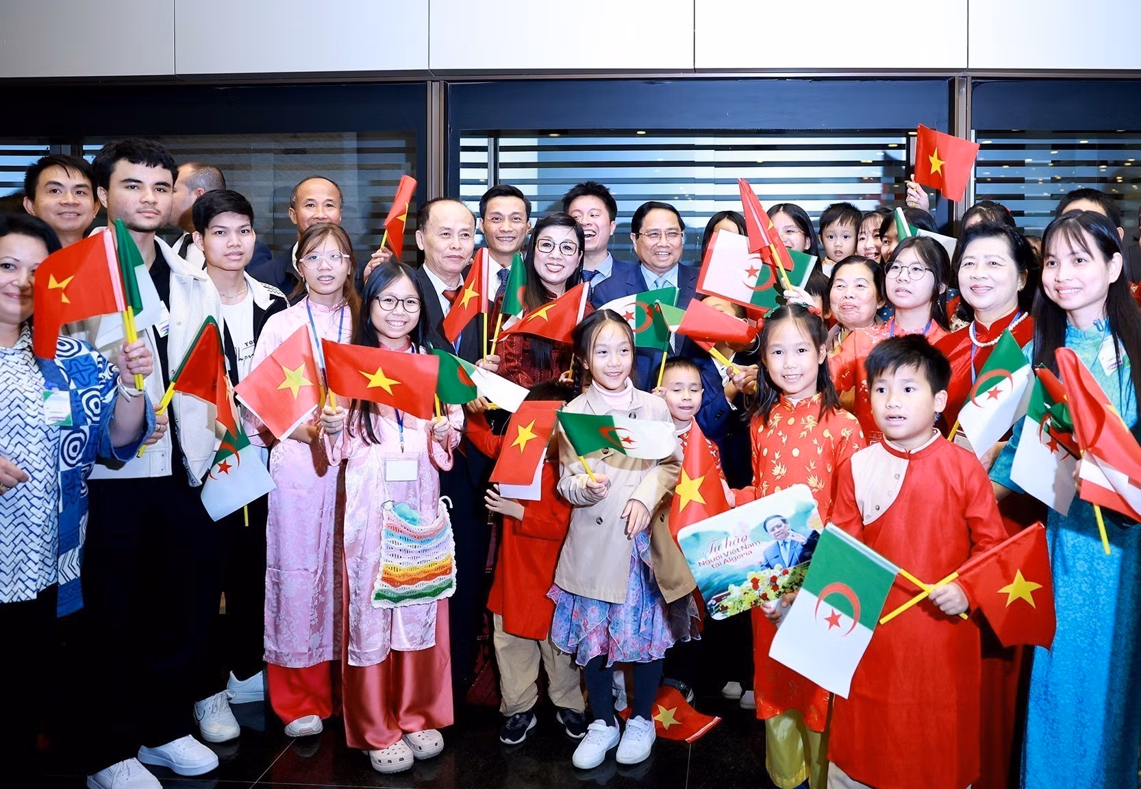 vna-potal-thu-tuong-va-phu-nhan-gap-cong-dong-nguoi-viet-nam-tai-algeria-8417111.jpg