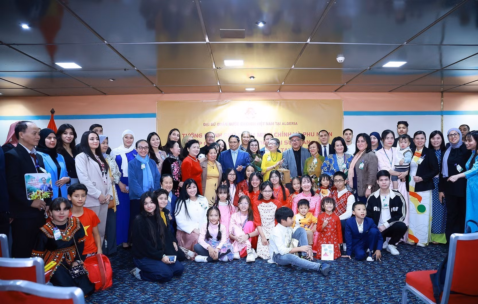 vna-potal-thu-tuong-va-phu-nhan-gap-cong-dong-nguoi-viet-nam-tai-algeria-8417102.jpg