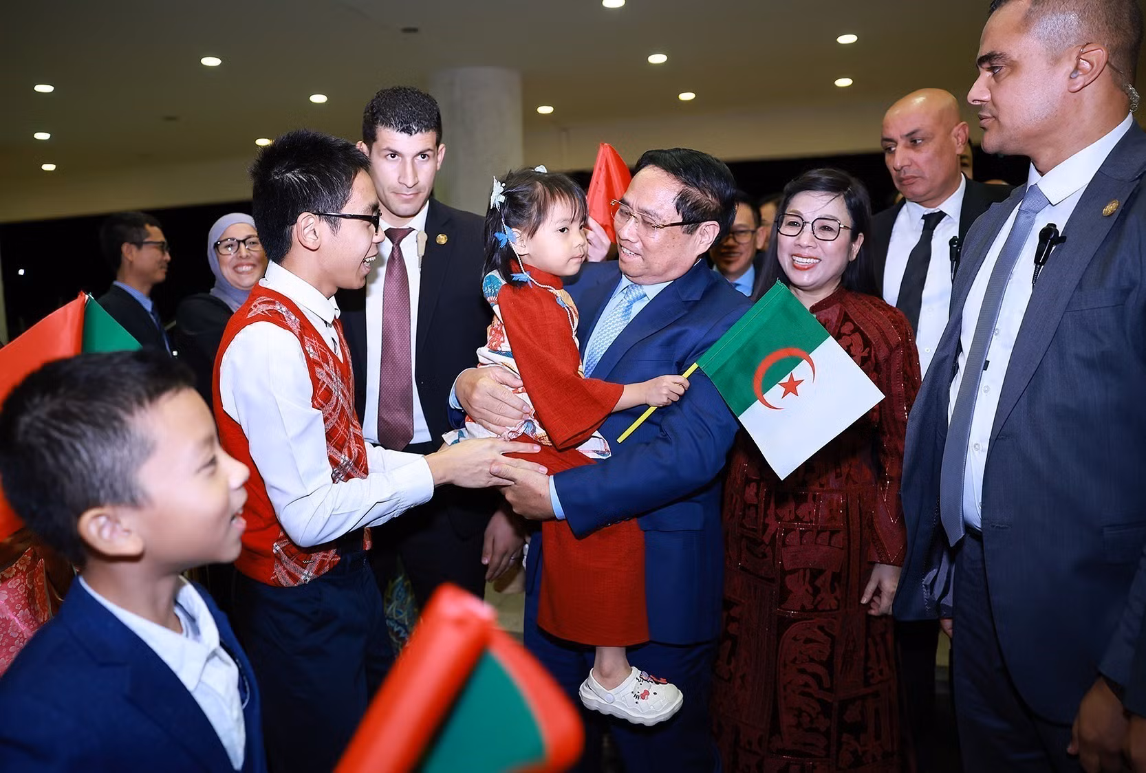 vna-potal-thu-tuong-va-phu-nhan-gap-cong-dong-nguoi-viet-nam-tai-algeria-8417106.jpg