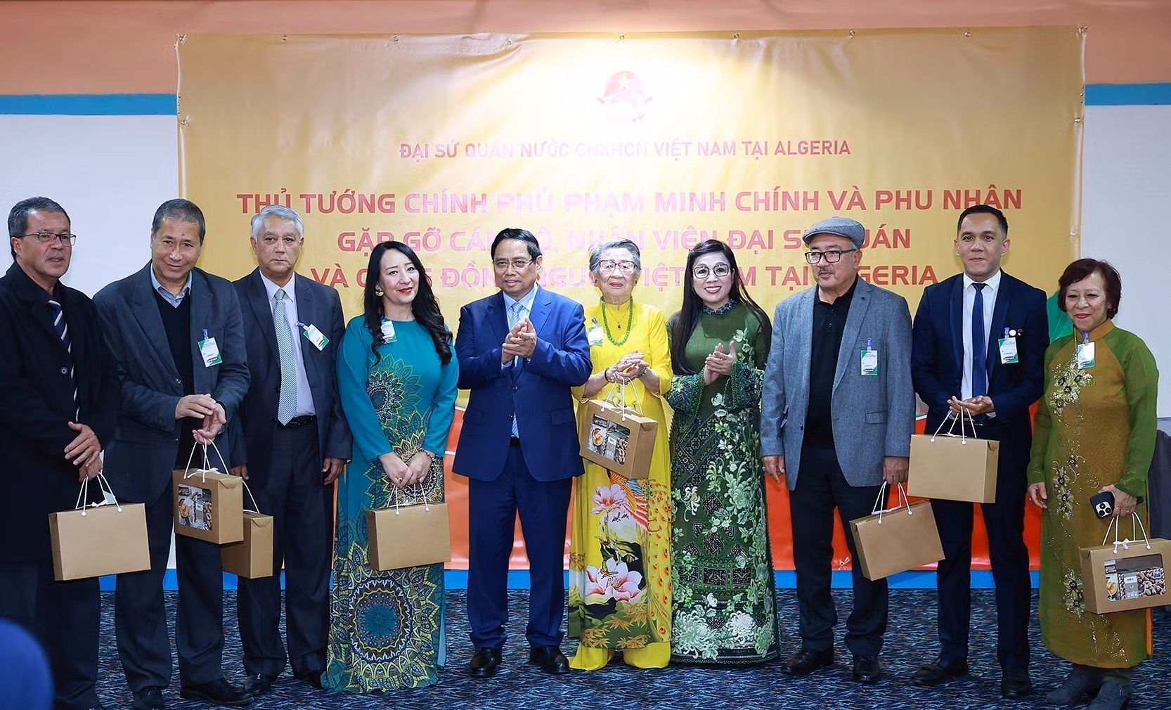 vna-potal-thu-tuong-va-phu-nhan-gap-cong-dong-nguoi-viet-nam-tai-algeria-8417103.jpg
