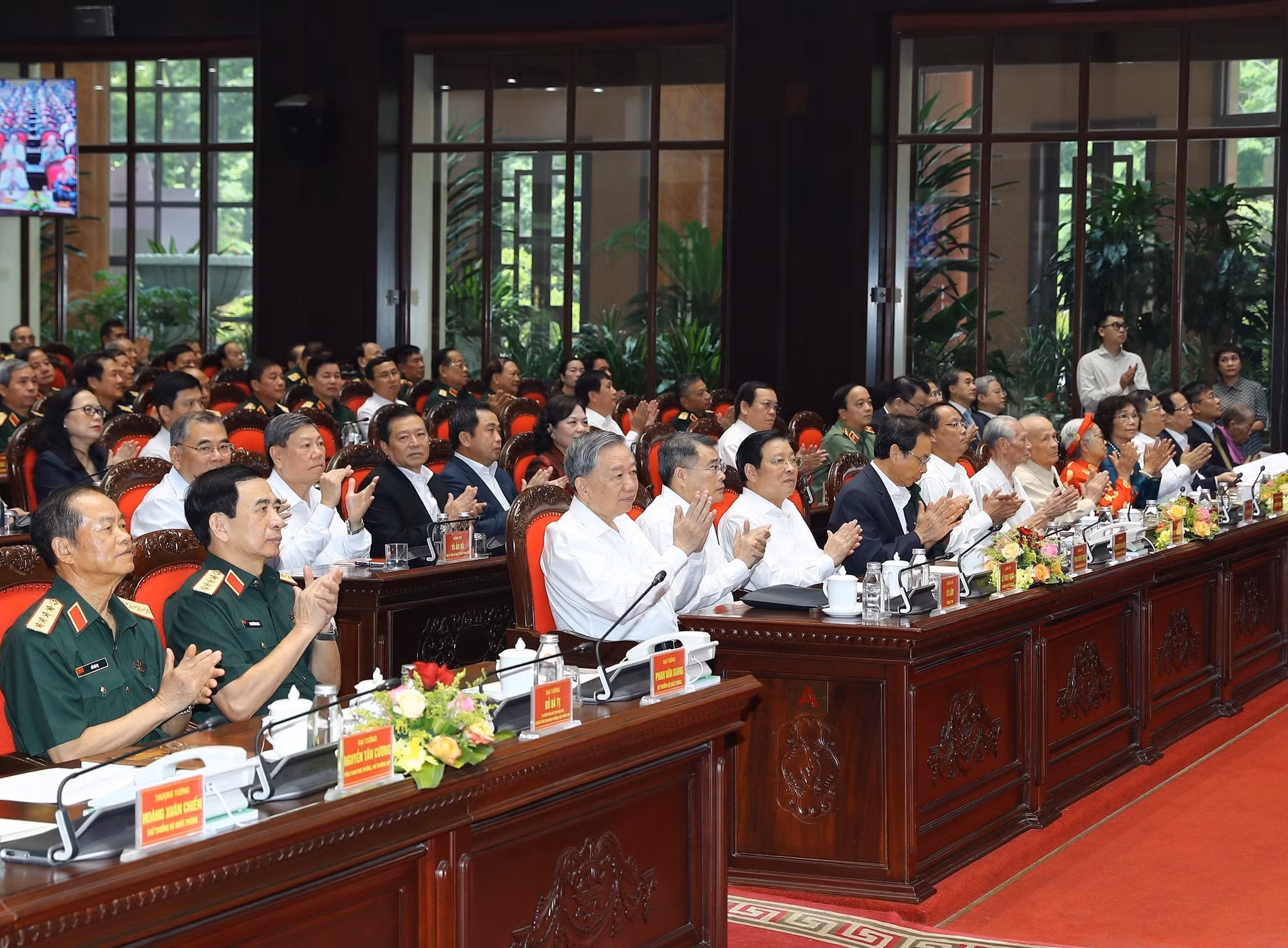 vna-potal-tong-bi-thu-to-lam-gap-mat-dai-bieu-co-cong-voi-voi-cach-mang-8182395.jpg