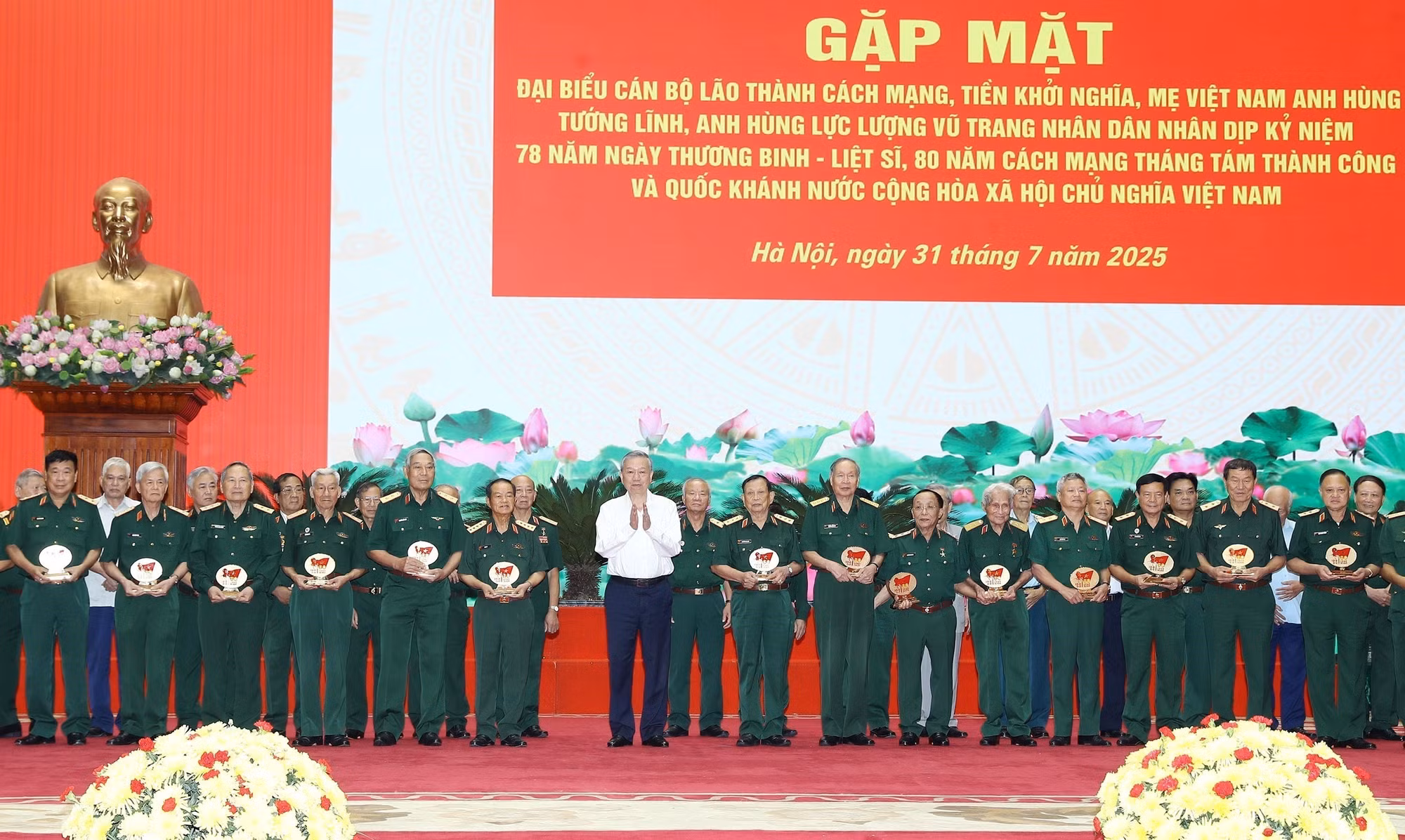 vna-potal-tong-bi-thu-to-lam-gap-mat-dai-bieu-co-cong-voi-voi-cach-mang-8182398.jpg