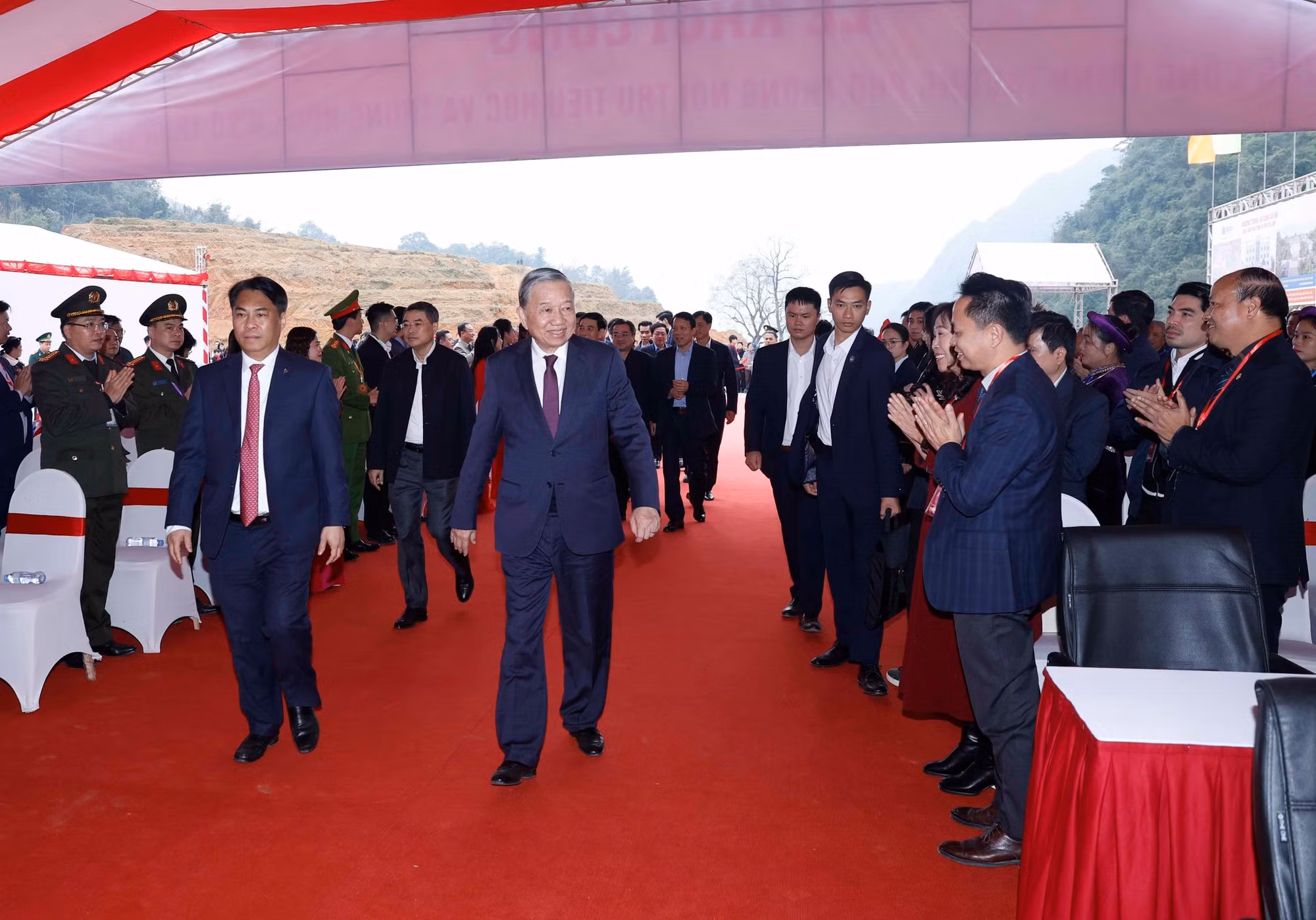 Tổng Bí thư Tô Lâm dự Lễ khởi công xây dựng công trình Trường Phổ thông nội trú Tiểu học và Trung học Cơ sở Trường Hà. (Ảnh: TTXVN)